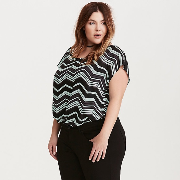 Torrid Plus Size Chevron Button Back Top - Picture 1 of 4